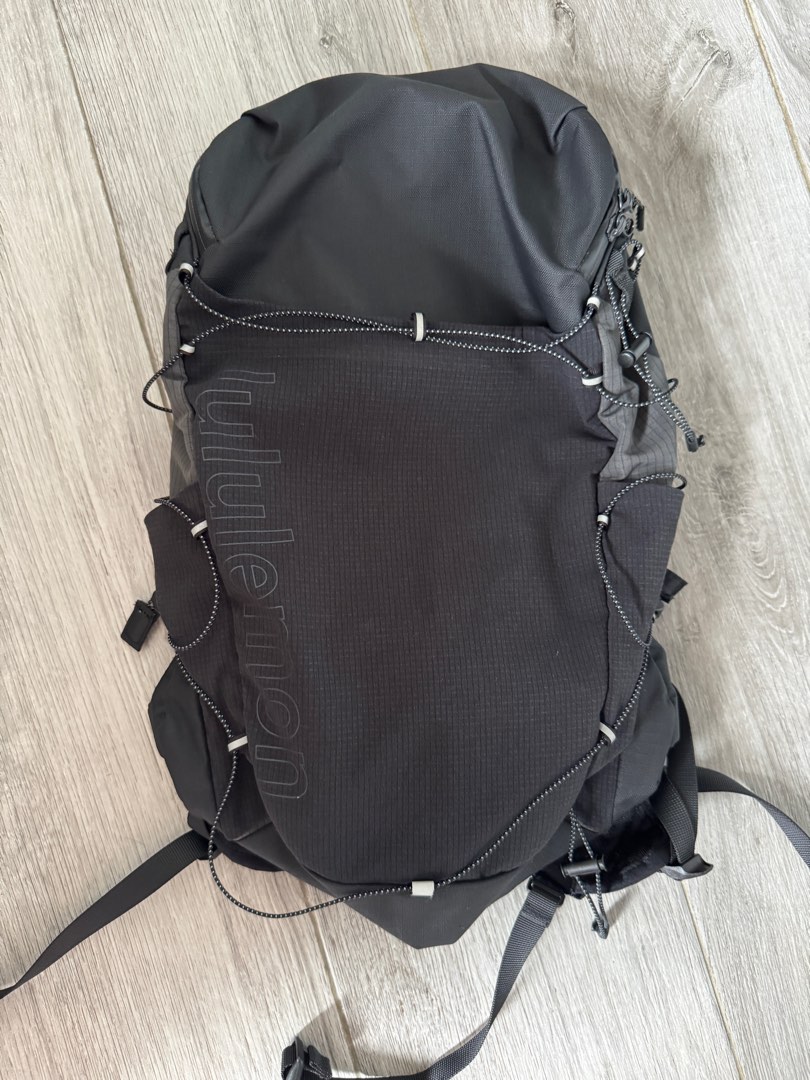 Lululemon active backpack 14L hiking/ running, 女裝, 手袋及