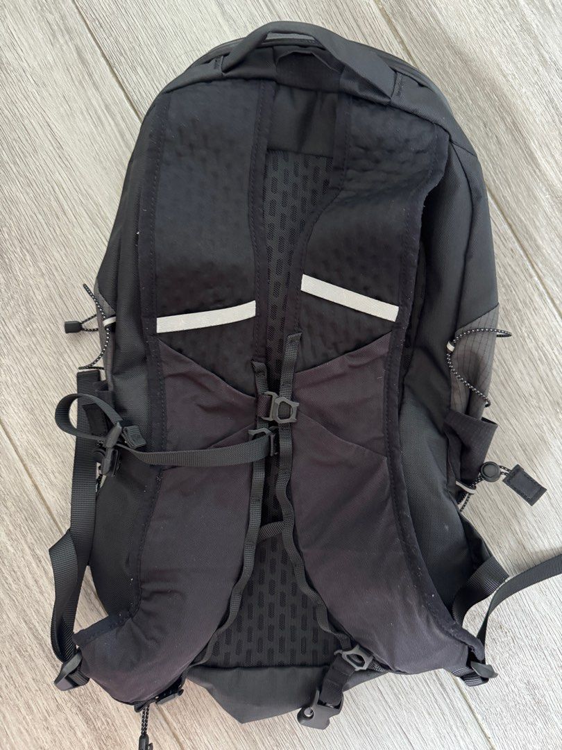 Lululemon active backpack 14L hiking/ running, 女裝, 手袋及