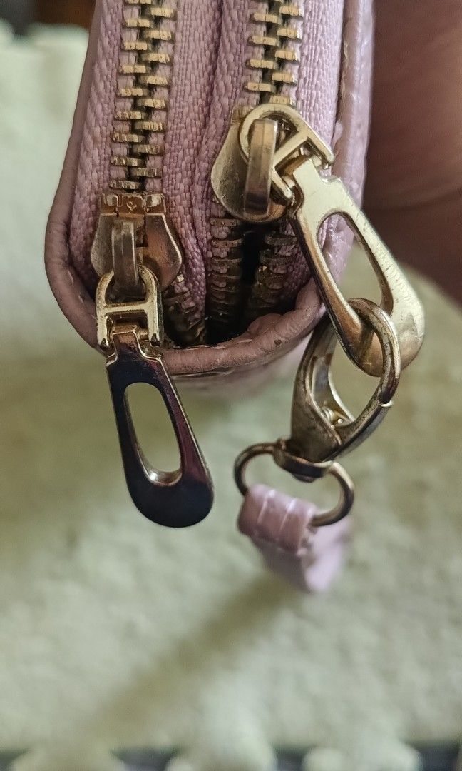 Sale!!! Man Yi Di Wrislet (Category: Purses & Pouches) located in Romblon. Submitted by migustyles (Listing ID 1326860254, Image 3). Description: Wrislet in good condition.