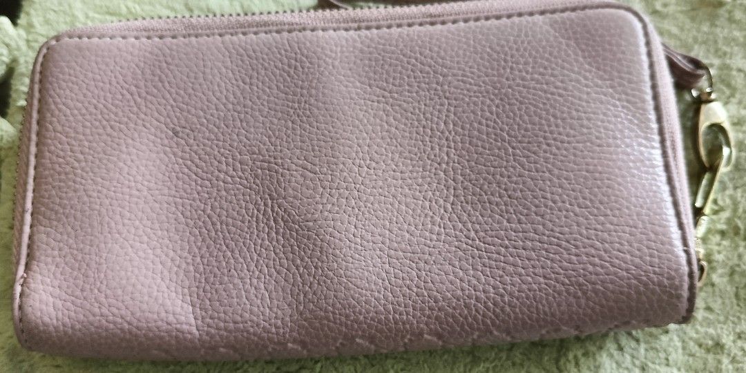 Sale!!! Man Yi Di Wrislet (Category: Purses & Pouches) located in Romblon. Submitted by migustyles (Listing ID 1326860254, Image 2). Description: Wrislet in good condition.