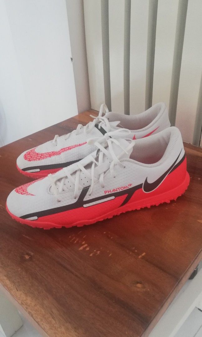 Nike phantom rubbershoes (Category: Sneakers) located in Manila. Submitted by lersonbrie (Listing ID 1326908229, Image 2). Description: In good condition, size 7, refer to pics for ref, used once only, bought in italy.