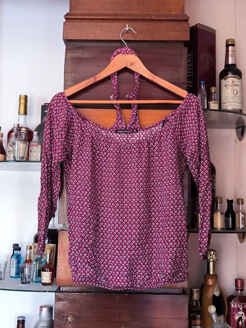 Red Top (Category: Longsleeves) located in Cainta. Submitted by seandyph (Listing ID 1326977320, Image 1). Description: S-M.