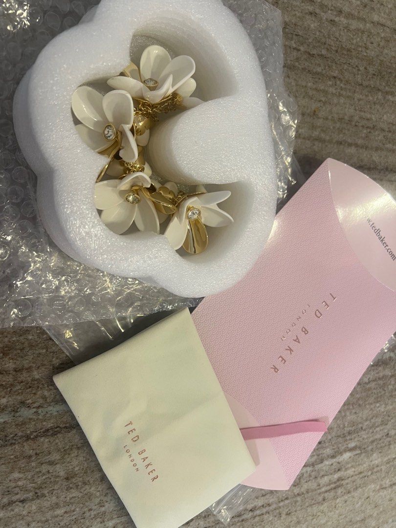 Ted baker large blossom necklace 大花頸鏈, 女裝, 飾物及配件, 頸鍊 - Main Image