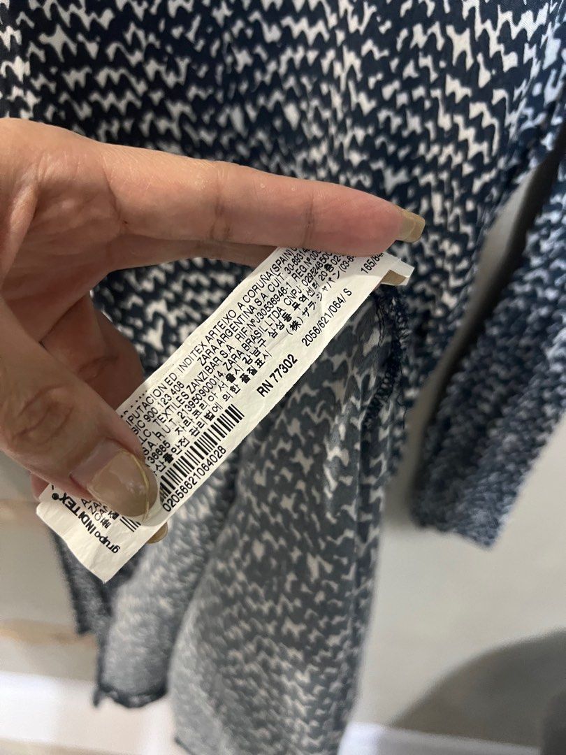 Zara Printed Longsleeves Dress (Category: Dresses) located in Navotas City. Submitted by claaangski (Listing ID 1326901671, Image 3). Description: .