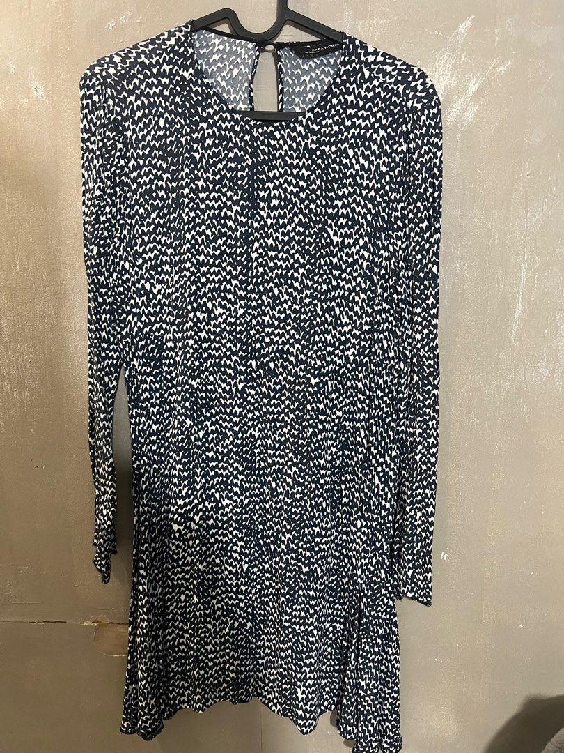 Zara Printed Longsleeves Dress (Category: Dresses) located in Navotas City. Submitted by claaangski (Listing ID 1326901671, Image 1). Description: .