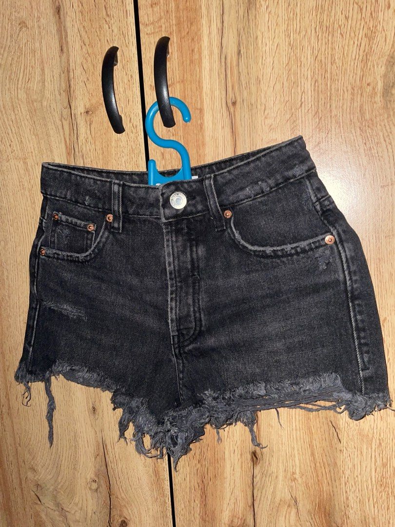 Zara shorts (Category: Shorts) located in Quezon City. Submitted by kay0821 (Listing ID 1327006435, Image 2). Description: Zara shorts Brand new - never used Size 25-26 MOP: Gcash Bank transfer MOD: Lalamove Grab express LBC J&T .