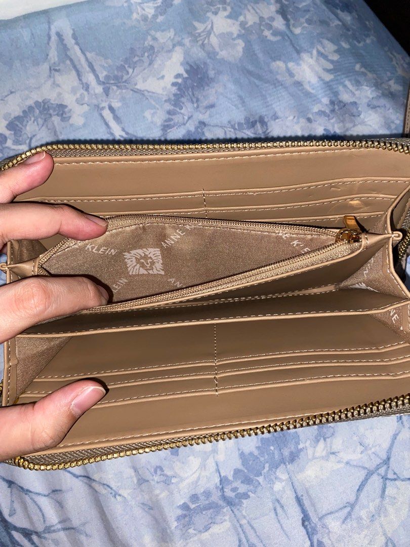Authentic ANNE KLEIN Zip Wallet (Category: Luxury Bags & Wallets) located in Quezon City. Submitted by celestehh (Listing ID 1327184384, Image 2). Description: Condition: Like new, used once. No box, very minor defects inside shown in pic Price: 2,000 Mop: Gcash or bank transfer Mod: shouldered by buyer, lalamove, grab Loc: Quezon City Pm for more details Manage your expectations No refunds.
