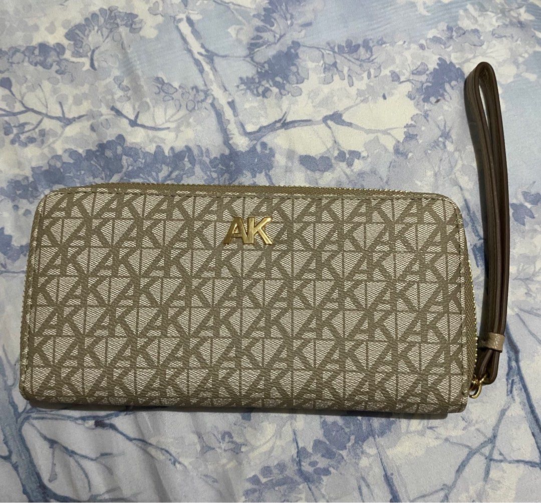 Authentic ANNE KLEIN Zip Wallet (Category: Luxury Bags & Wallets) located in Quezon City. Submitted by celestehh (Listing ID 1327184384, Image 1). Description: Condition: Like new, used once. No box, very minor defects inside shown in pic Price: 2,000 Mop: Gcash or bank transfer Mod: shouldered by buyer, lalamove, grab Loc: Quezon City Pm for more details Manage your expectations No refunds.