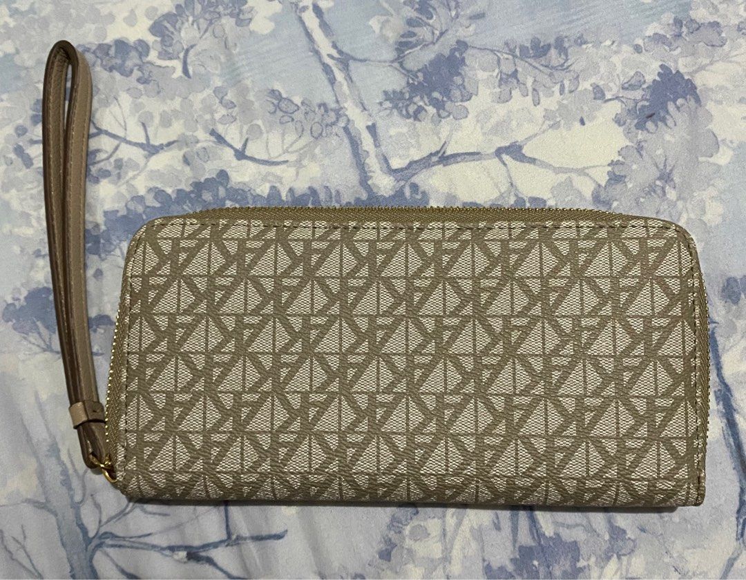 Authentic ANNE KLEIN Zip Wallet (Category: Luxury Bags & Wallets) located in Quezon City. Submitted by celestehh (Listing ID 1327184384, Image 3). Description: Condition: Like new, used once. No box, very minor defects inside shown in pic Price: 2,000 Mop: Gcash or bank transfer Mod: shouldered by buyer, lalamove, grab Loc: Quezon City Pm for more details Manage your expectations No refunds.