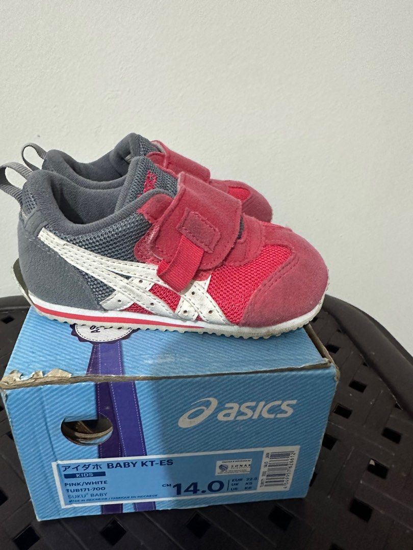 Asics kids rubber shoes 14cm (Category: Babies & Kids Fashion) located in Quezon City. Submitted by katparcs (Listing ID 1327133797, Image 2). Description: Has flaw on one of the shoe just needs some and doesn’t affect the sole..
