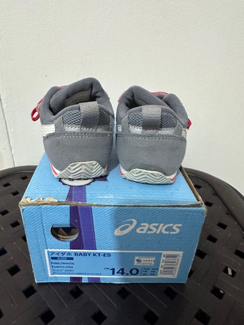 Asics kids rubber shoes 14cm (Category: Babies & Kids Fashion) located in Quezon City. Submitted by katparcs (Listing ID 1327133797, Image 3). Description: Has flaw on one of the shoe just needs some and doesn’t affect the sole..