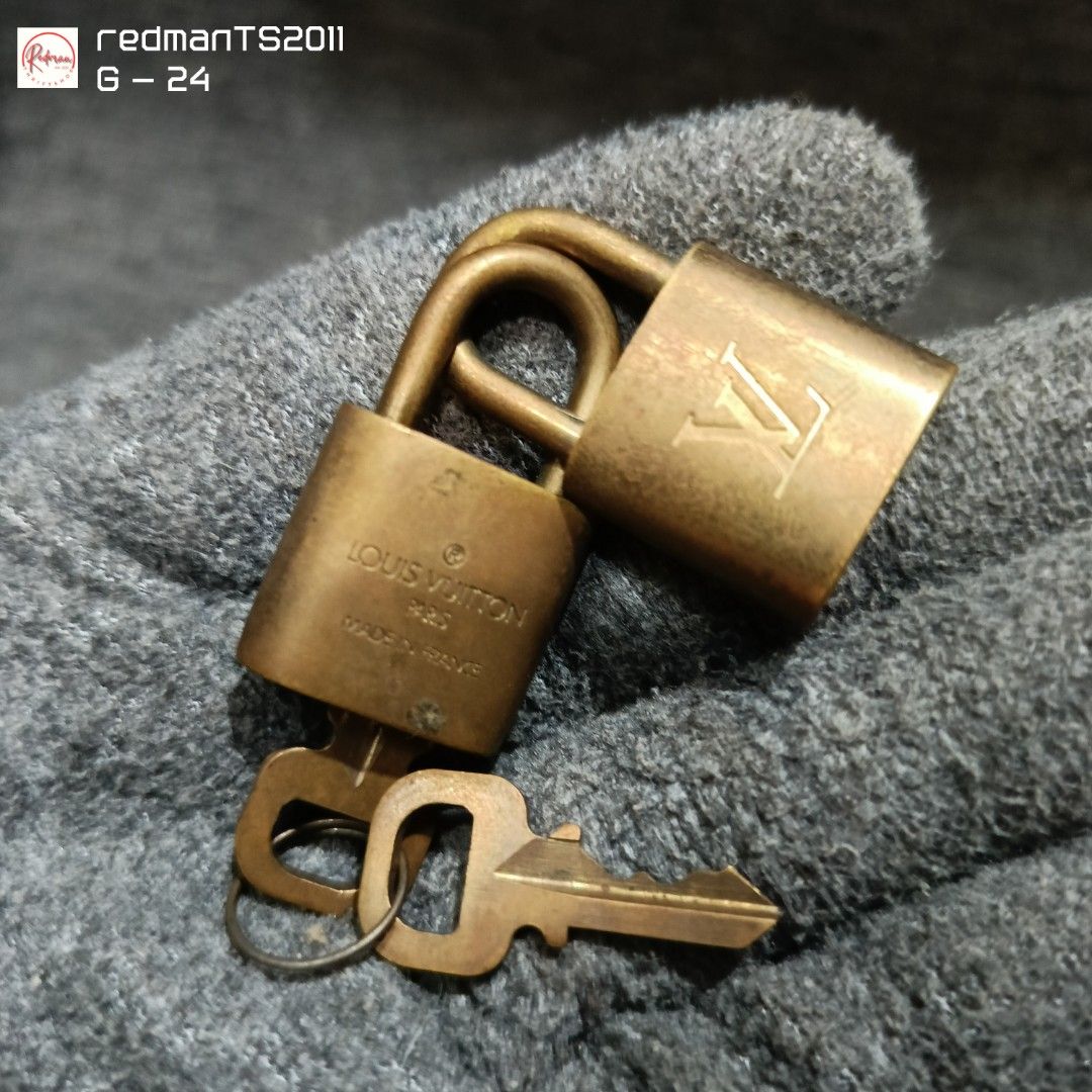 Authentic Louis Vuitton lock and key (Category: Shoulder Bags) located in Meycauayan. Submitted by redmants2011 (Listing ID 1327172985, Image 1). Description: Selling as set Payment - Gcash / Bank Transfer Shipping - Gogo Xpress / Flash Express p.