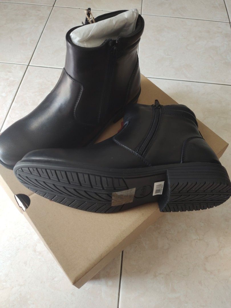 Bata boots (Category: Boots) located in Petaling Jaya. Submitted by good_vibes17 (Listing ID 1327056521, Image 3). Description: UK5 ✅ UK6 ✅ Each RM50.