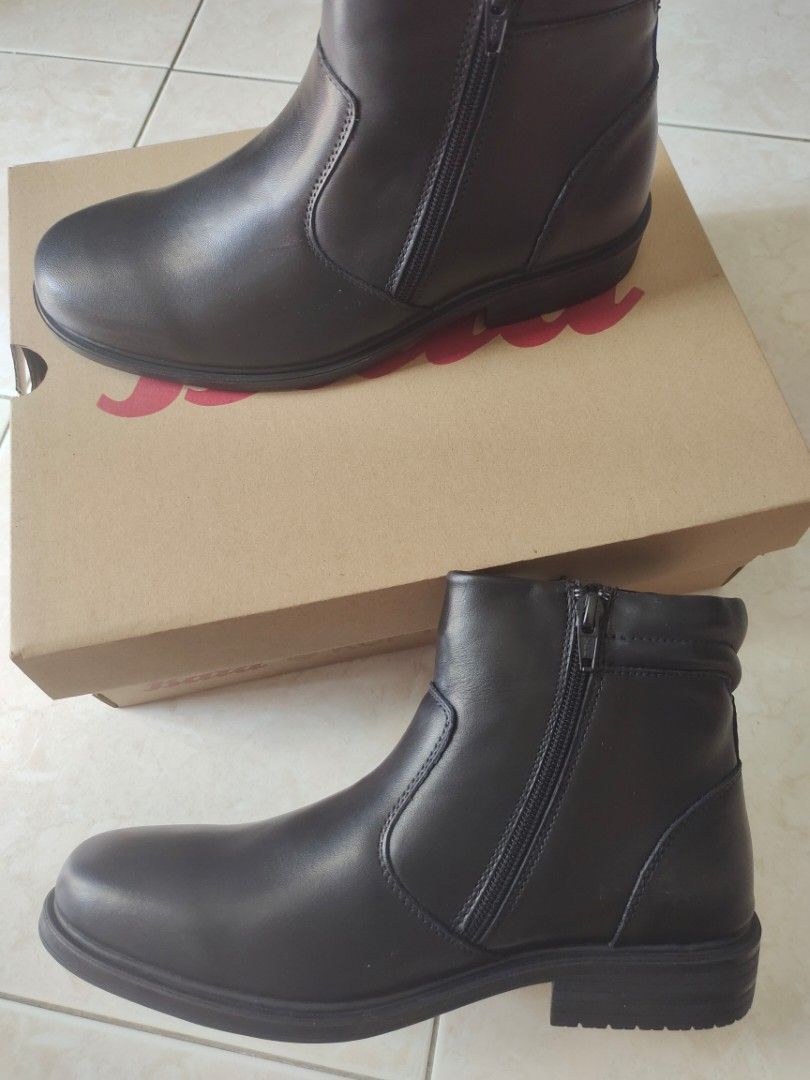 Bata boots (Category: Boots) located in Petaling Jaya. Submitted by good_vibes17 (Listing ID 1327056521, Image 2). Description: UK5 ✅ UK6 ✅ Each RM50.