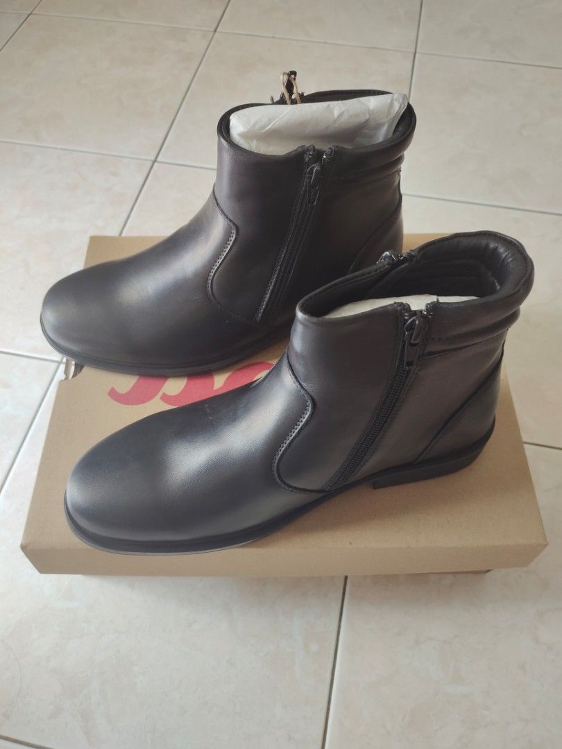 Bata boots (Category: Boots) located in Petaling Jaya. Submitted by good_vibes17 (Listing ID 1327056521, Image 1). Description: UK5 ✅ UK6 ✅ Each RM50.