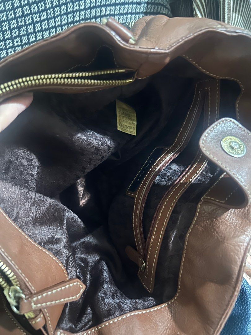 Bean Pole office bag (Category: Luxury Bags & Wallets) located in Quezon City. Submitted by thebagkarmaph (Listing ID 1327134740, Image 3). Description: With signs of usage only No issues Clean interior Three compartments.