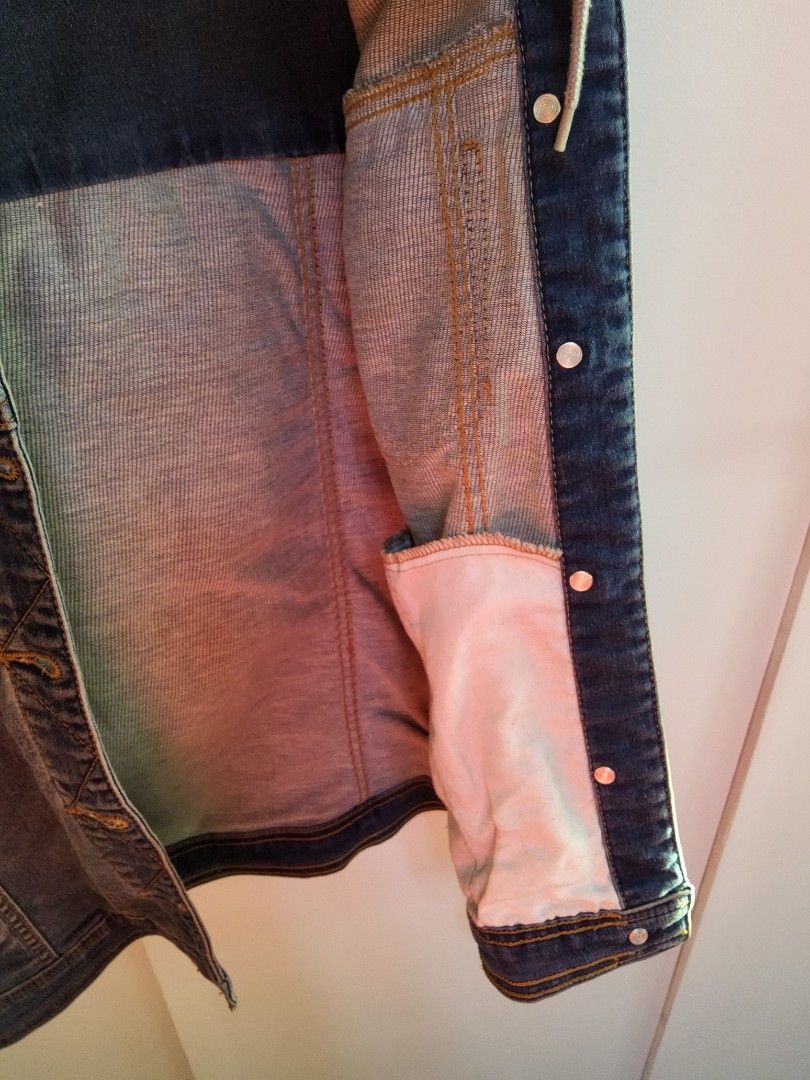 BENCH Denim Jacket (Category: Coats, Jackets and Outerwear) located in Cavite. Submitted by _thriftfix (Listing ID 1327124629, Image 3). Description: 𝗦𝗜𝗭𝗘 📏 - LENGTH: 21 inches - WIDTH: 17.5 inches 𝗖𝗢𝗟𝗢𝗥 🟦◼️ - Navy Blue - Gray 𝗡𝗢 𝗜𝗦𝗦𝗨𝗘 ✅️ - The product has only been worn once and is well-fitted. It fits for both Men and Women. 𝗟𝗢𝗖𝗔𝗧𝗜𝗢𝗡📍 - Imus, Cavite 𝗗𝗘𝗟𝗜𝗩𝗘𝗥𝗬 🚚 - Items can be delivered through Lalamove/Joyride
