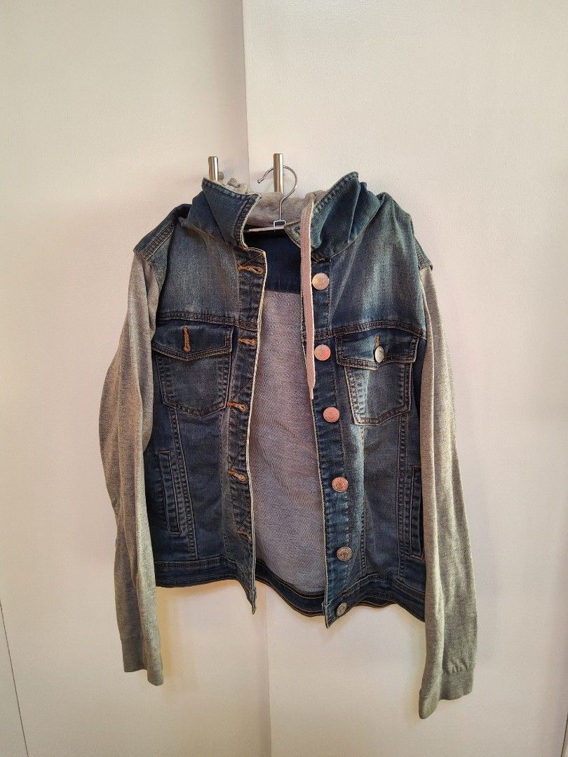 BENCH Denim Jacket (Category: Coats, Jackets and Outerwear) located in Cavite. Submitted by _thriftfix (Listing ID 1327124629, Image 1). Description: 𝗦𝗜𝗭𝗘 📏 - LENGTH: 21 inches - WIDTH: 17.5 inches 𝗖𝗢𝗟𝗢𝗥 🟦◼️ - Navy Blue - Gray 𝗡𝗢 𝗜𝗦𝗦𝗨𝗘 ✅️ - The product has only been worn once and is well-fitted. It fits for both Men and Women. 𝗟𝗢𝗖𝗔𝗧𝗜𝗢𝗡📍 - Imus, Cavite 𝗗𝗘𝗟𝗜𝗩𝗘𝗥𝗬 🚚 - Items can be delivered through Lalamove/Joyride