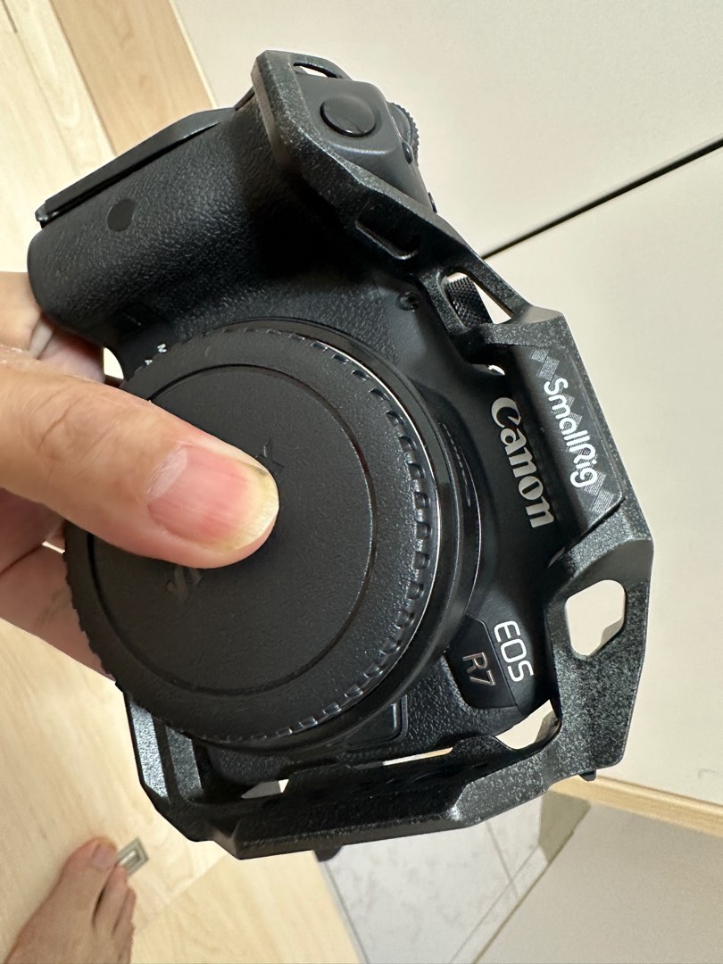 Canon R7 body + 原廠EF轉環+SmallRig兔籠, 攝影器材, 相機 - Carousell