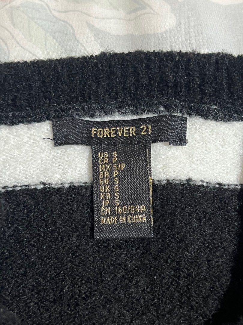 Forever 21 cropped knitted striped sweater (Category: Longsleeves) located in Baguio. Submitted by zmndpt (Listing ID 1327171725, Image 2). Description: rfs: decluttering mop: gcash, maya, bank transfer mod: j&t.