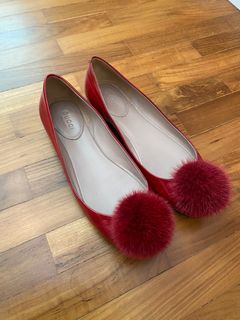 Gucci pom pom shoes top