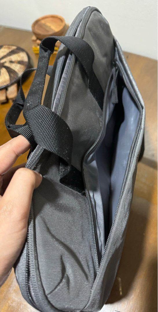 HALO Laptop Bag (Category: Laptop Bags & Sleeves) located in Mandaluyong City. Submitted by tipidhacksph (Listing ID 1327059576, Image 3). Description: HALO Laptop Bag Used for few weeks only Changed to newer bag Shipping / Delivery Fee not included.