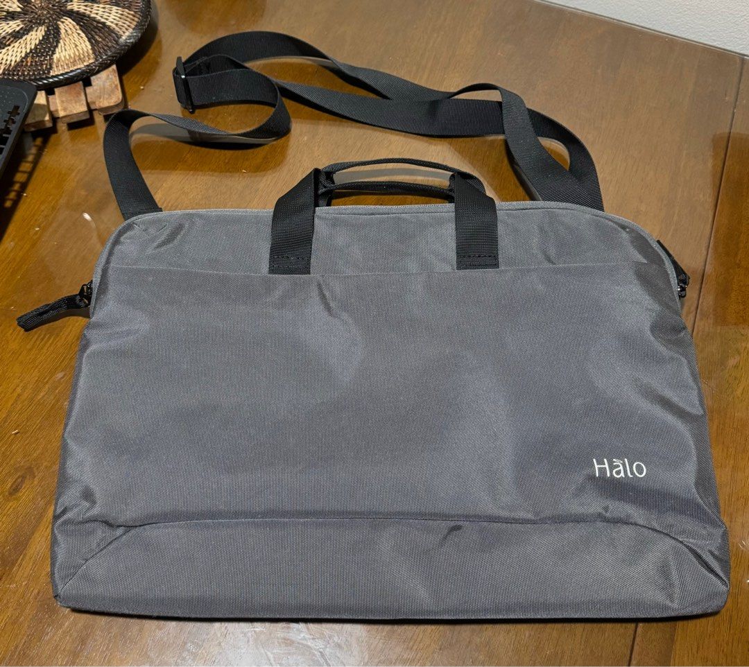 HALO Laptop Bag (Category: Laptop Bags & Sleeves) located in Mandaluyong City. Submitted by tipidhacksph (Listing ID 1327059576, Image 1). Description: HALO Laptop Bag Used for few weeks only Changed to newer bag Shipping / Delivery Fee not included.