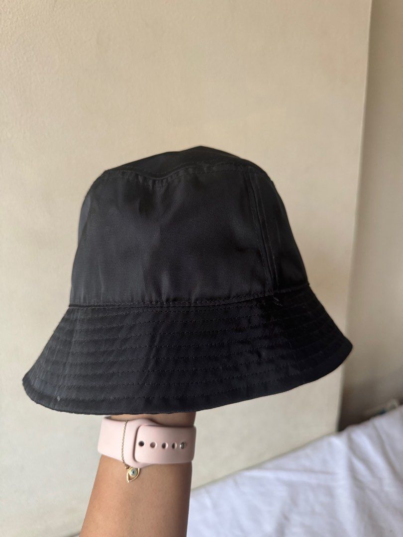 H&M Black Bucket hat (Category: Caps & Hats) located in Manila. Submitted by reecha99736913 (Listing ID 1327101341, Image 2). Description: Bought a year ago but never used it.