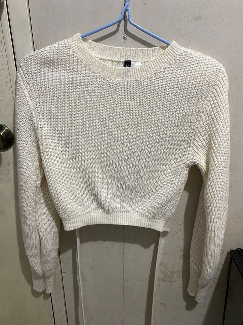 H&M Knitted Cropped Sweater (Extra Small) (Category: Longsleeves) located in Manila. Submitted by stuffbyrdj (Listing ID 1327204030, Image 1). Description: No issues..