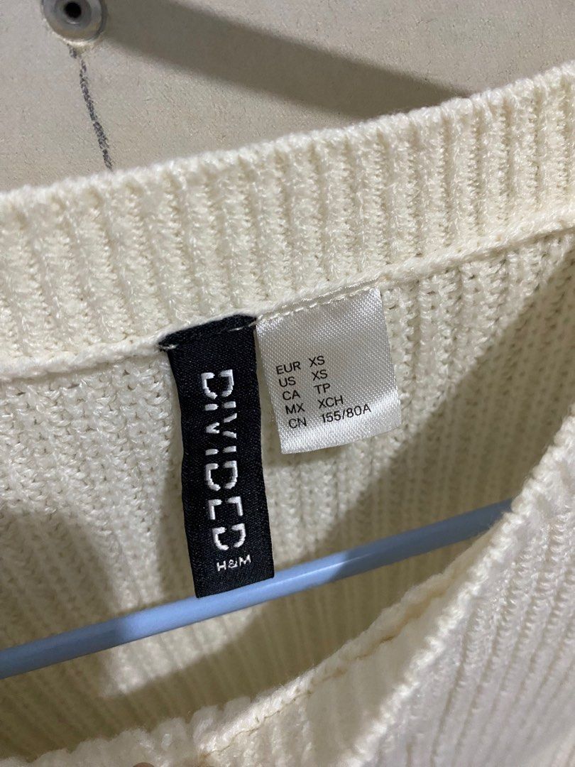 H&M Knitted Cropped Sweater (Extra Small) (Category: Longsleeves) located in Manila. Submitted by stuffbyrdj (Listing ID 1327204030, Image 2). Description: No issues..