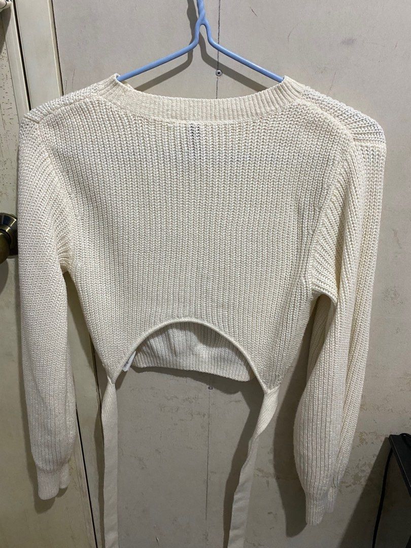 H&M Knitted Cropped Sweater (Extra Small) (Category: Longsleeves) located in Manila. Submitted by stuffbyrdj (Listing ID 1327204030, Image 3). Description: No issues..