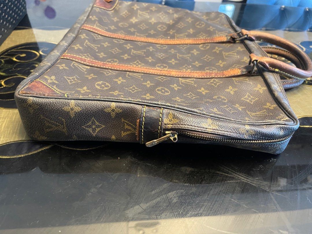 LV Document Bag (Category: Luxury Bags & Wallets) located in Manila. Submitted by theluxurybyaalheebotique (Listing ID 1327163580, Image 3). Description: 💯% Original from Bookoff/2nd Street/Branded 🇯🇵 🔔Last Price Posted Already! ‼️Sign of usage: see actual picture Nakastock sa box kaya nagcracks. Kayo na magpaayos kaya mura. 👀Look closely to the image and make sure you are confirmed with the issue before minning. 🎞️All item shoot in unclean