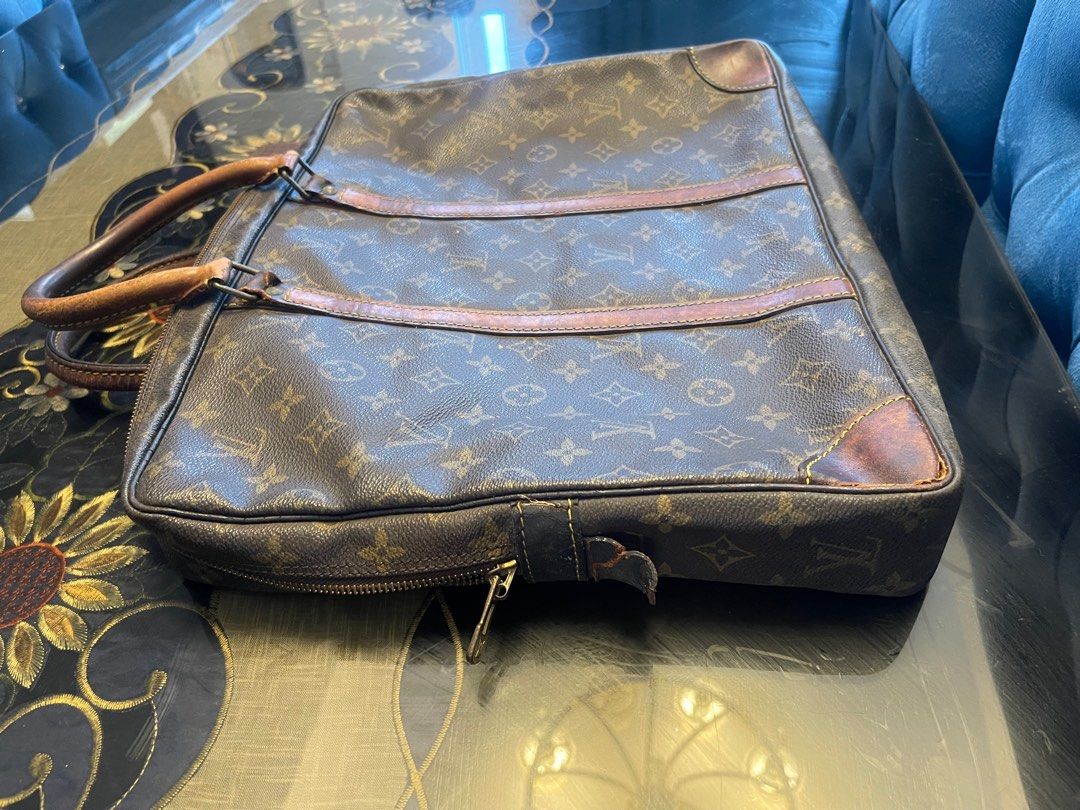 LV Document Bag (Category: Luxury Bags & Wallets) located in Manila. Submitted by theluxurybyaalheebotique (Listing ID 1327163580, Image 2). Description: 💯% Original from Bookoff/2nd Street/Branded 🇯🇵 🔔Last Price Posted Already! ‼️Sign of usage: see actual picture Nakastock sa box kaya nagcracks. Kayo na magpaayos kaya mura. 👀Look closely to the image and make sure you are confirmed with the issue before minning. 🎞️All item shoot in unclean