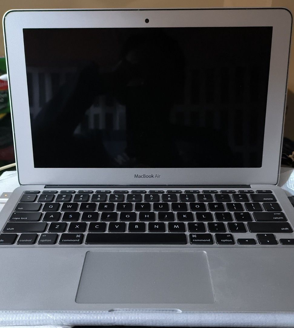 MacBook Air 11" 128GB Year 2012 Release (Category: Laptops & Notebooks) located in Pateros City. Submitted by von282 (Listing ID 1327167229, Image 1). Description: MacBook Air 11 inch 2012 model Summary of Specifications: Display: Processor: Intel 1.7Ghz Core i5 Memory: onboard DDR3 4GB 1600Mhz (still upgradable to 8GB) Storage: 128GB internal storage (still upgradable) Graphics: intel HD grapgics 4000 (1GB) OS: currently at Yosemite X 10.10.5 (u
