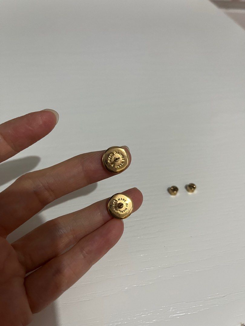 Marc Jacobs Earrings耳環 （分類：耳環）位於 Hong Kong。 由 hiabcmama 提交（商品編號 1327160570，圖片 3）。簡介： 購自機場 存放為主 。