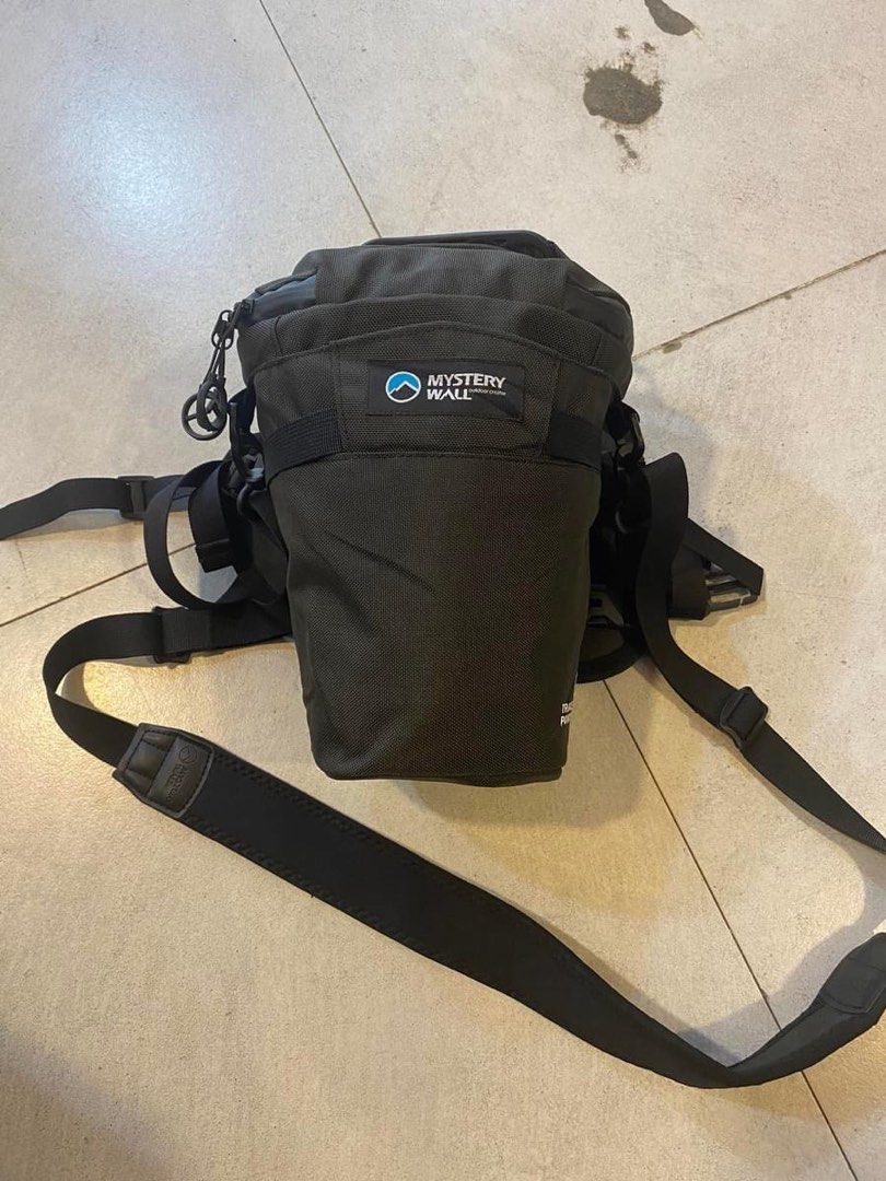Mystery wall Tracer Pouch (Category: Camera Bags & Carriers) located in Naga. Submitted by ejfinds5 (Listing ID 1327067081, Image 1). Description: Padded sling bag, can be used as bag attachment, waterproof, can fit my nikon D7500 with sigma 70-300 mm lens HxW 21 cm 18-11 cm Waterproof rfs: spare.