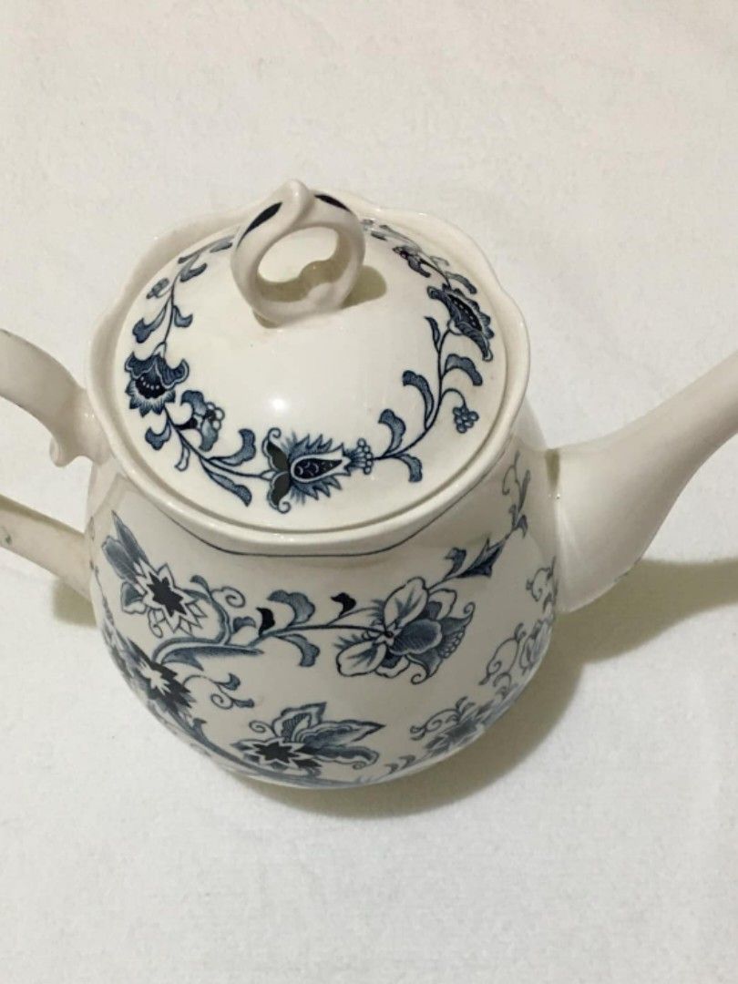 Nikko Tableware Tea Pot (Category: Coffee & Tea Tableware) located in San Jose del Monte. Submitted by eivon29 (Listing ID 1327190482, Image 1). Description: see picture. It has crazes but overall it is still usable and beautiful, and needs cleaning..