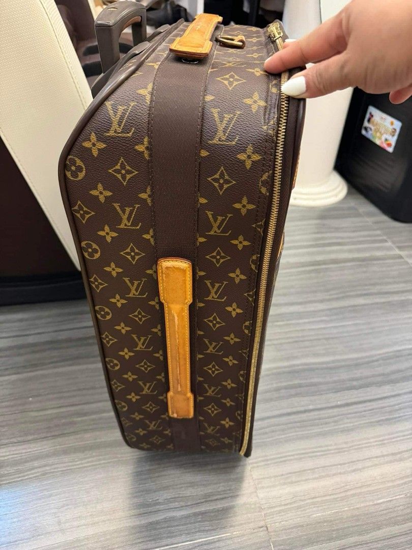 Original LV (Category: Luxury Bags & Wallets) located in Paranaque City. Submitted by laylalozada257 (Listing ID 1327146381, Image 3). Description: Price Negotiable. Price Nogotiable Declared issues shown in the photos with Entrupy certificate We can discuss restoration or repairs once confirming the purchase. please take a closer look at the photos..