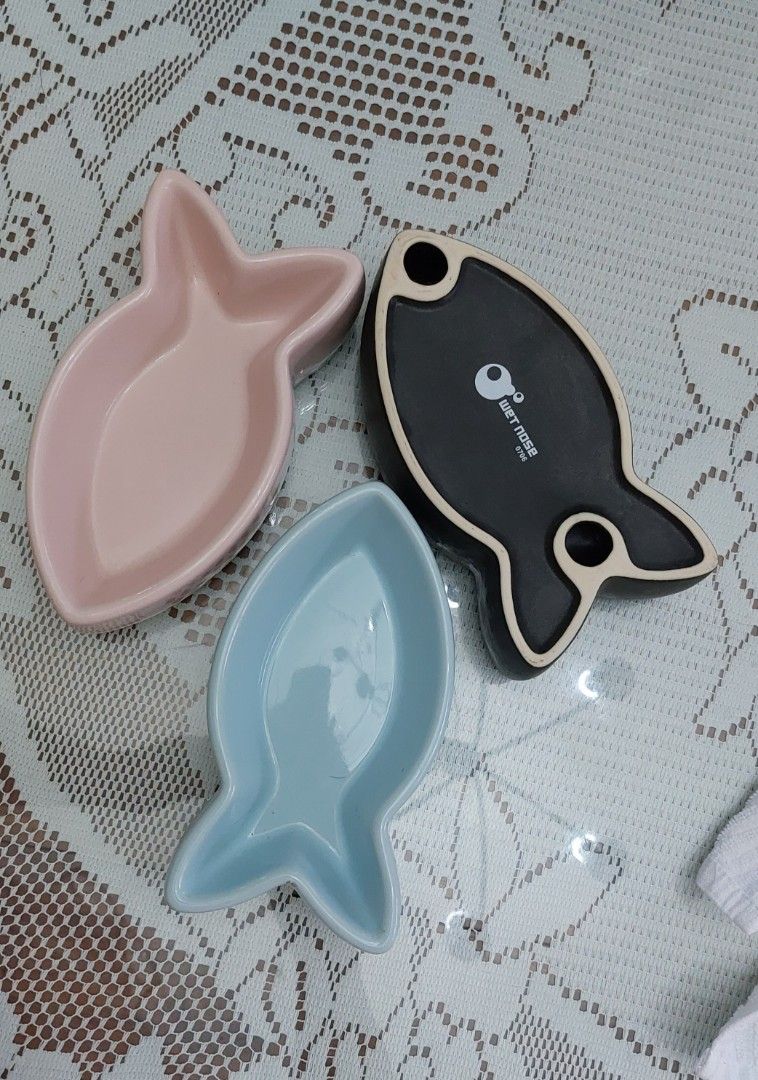 Pet food bowl (Category: Homes & Other Pet Accessories) located in Paranaque City. Submitted by bee.partydot (Listing ID 1327058594, Image 1). Description: fish shape pet food / water bowl.