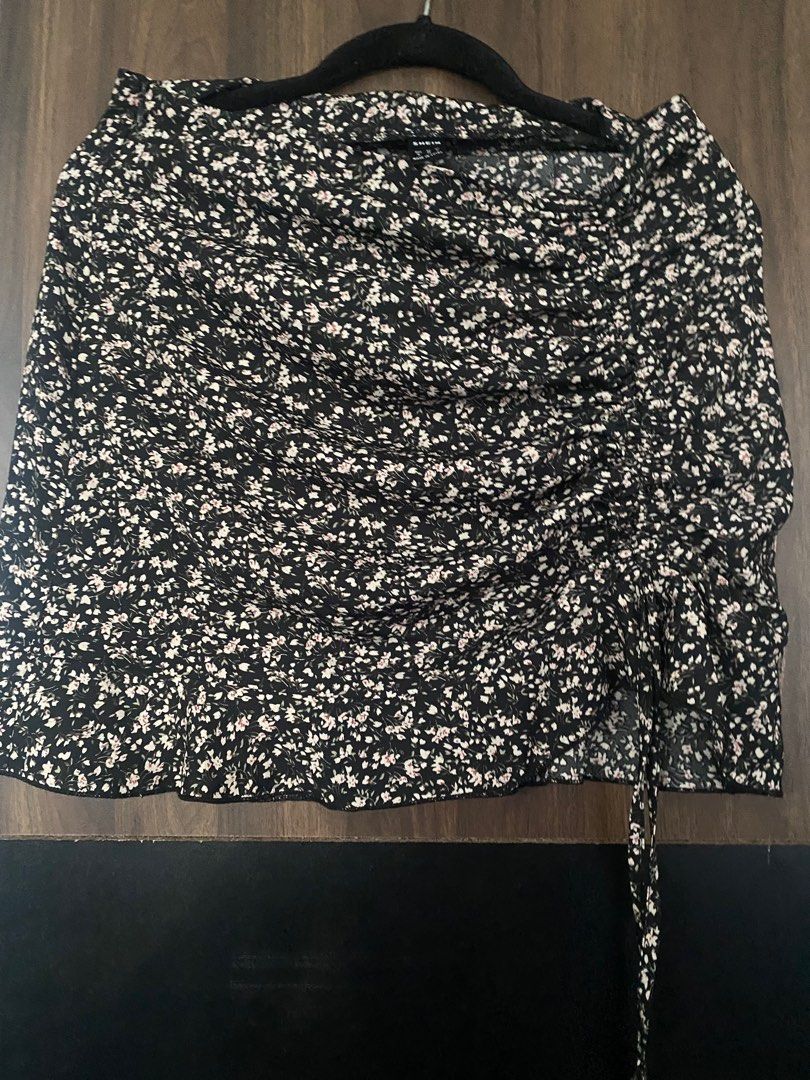 Shein skirt (Category: Skirts) located in Muntinlupa City. Submitted by blazefunked (Listing ID 1327117649, Image 2). Description: Good condition size M .