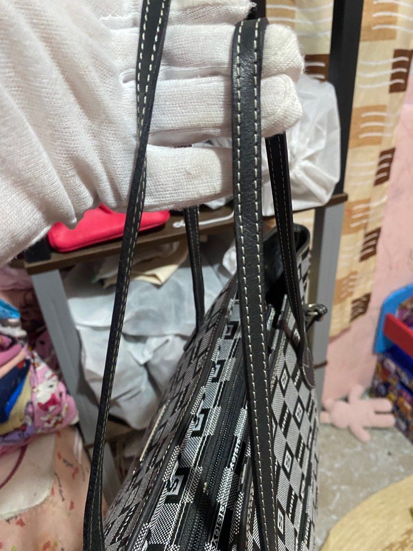 sisley tote bag (Category: Luxury Bags & Wallets) located in Zamboanga. Submitted by luxuries21 (Listing ID 1327090952, Image 3). Description: .