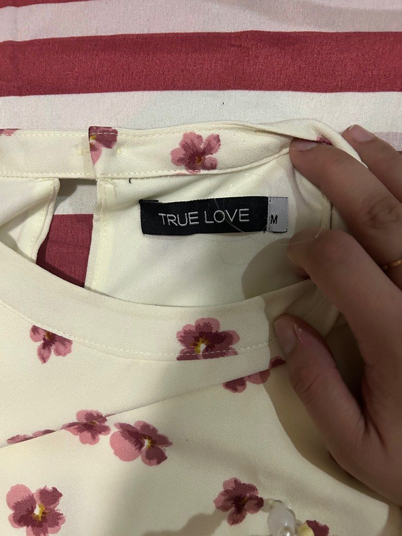 SM truelove flower print top (Category: Blouses) located in Davao. Submitted by lovedthings.dvo (Listing ID 1327090853, Image 3). Description: SM truelove flower print top Size M .