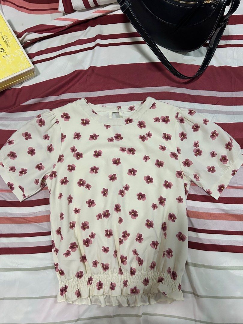 SM truelove flower print top (Category: Blouses) located in Davao. Submitted by lovedthings.dvo (Listing ID 1327090853, Image 2). Description: SM truelove flower print top Size M .