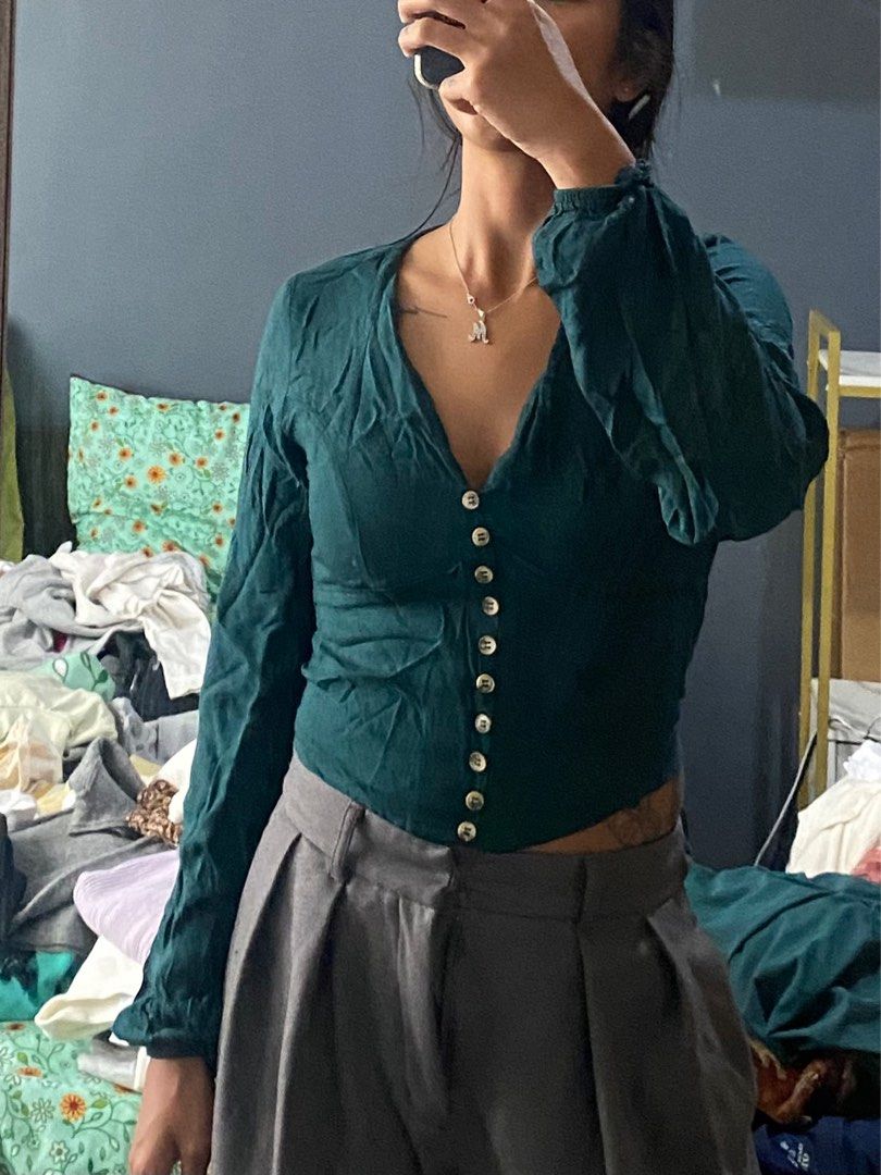 Stradivarius Deep Neck Top (Category: Longsleeves) located in Cainta. Submitted by powerpuffpuff2 (Listing ID 1327067366, Image 3). Description: Not my style anymore .
