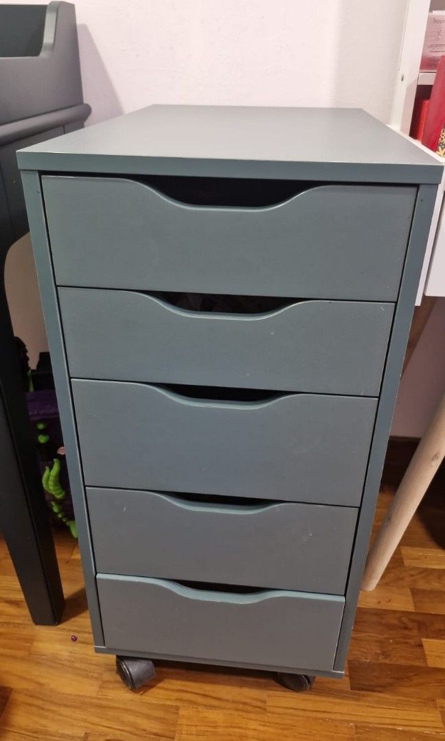 Study Table (Category: Tables & Sets) located in Singapore. Submitted by surfer1810 (Listing ID 1327079855, Image 2). Description: The table is in a good condition. Sellling as i am shifting out this month..