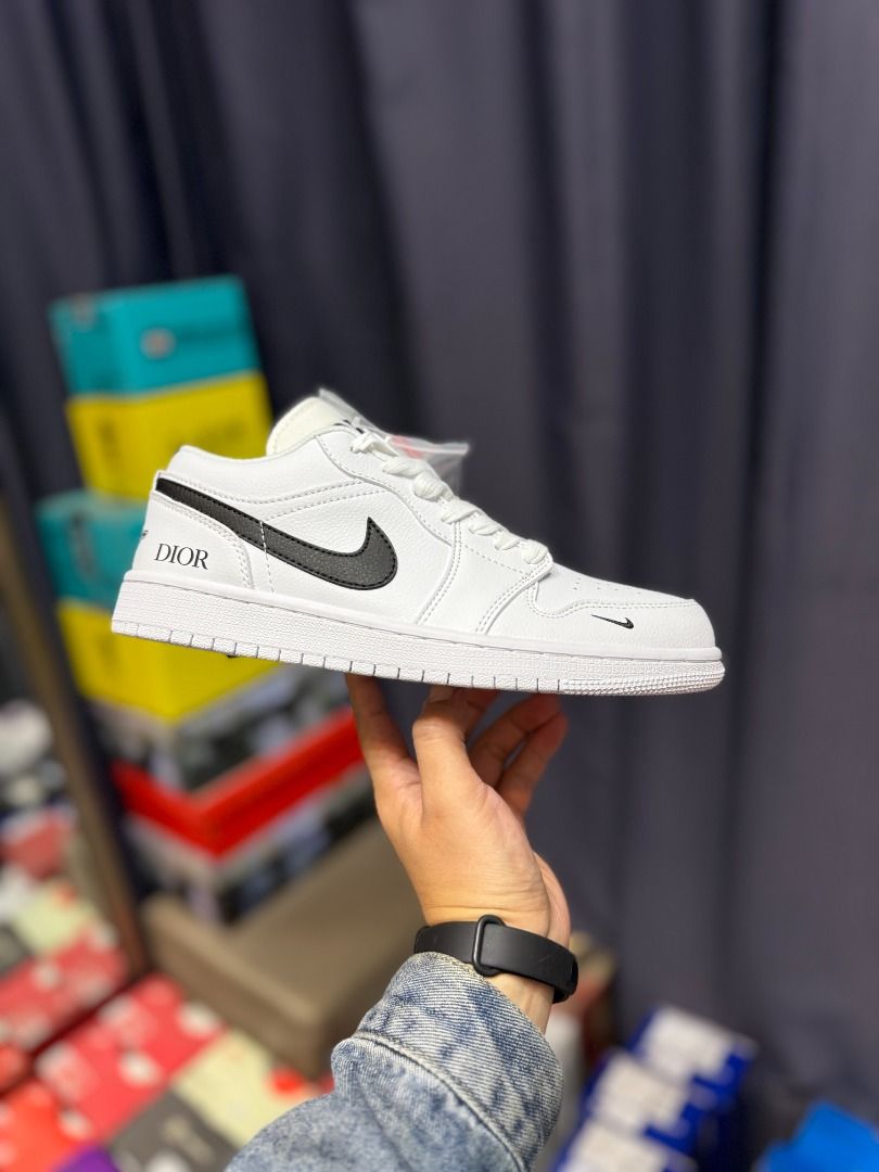 Aj1 travis scott retail best sale