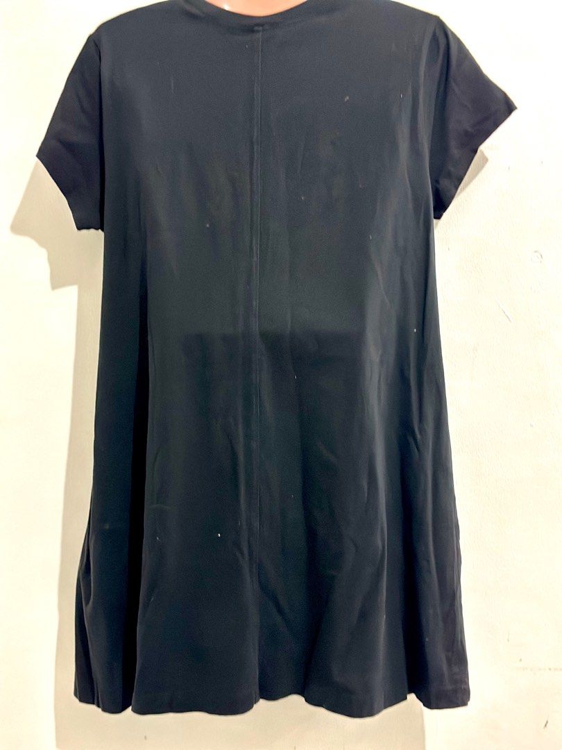 Uniqlo Black Dress (Category: Dresses) located in Muntinlupa City. Submitted by daphned10 (Listing ID 1327137886, Image 2). Description: Cotton material Size: Large on tag.