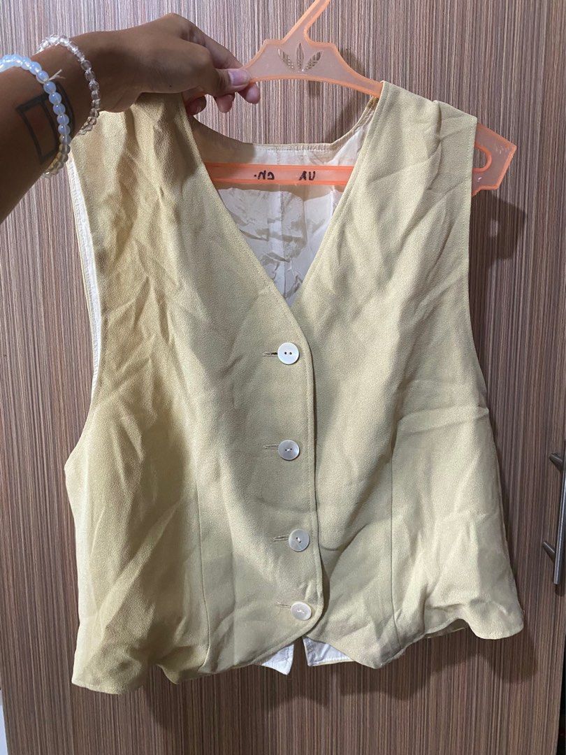 Vest Top (Category: Others Tops) located in Cainta. Submitted by powerpuffpuff2 (Listing ID 1327068203, Image 1). Description: Very nice to pair it with inner :).