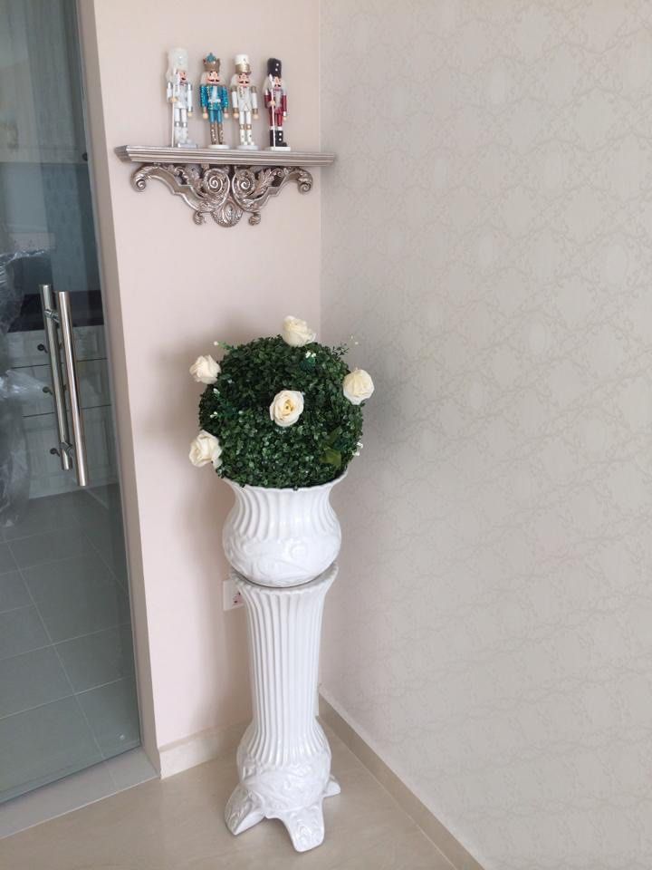 Victorian English vase display stand (Category: Vases & Decorative Bowls) located in Singapore. Submitted by mermaid84 (Listing ID 1327097179, Image 1). Description: Been displayed at home Clearing space Comes as it is, with the green grass ball Self collect only, Fernvale link at night .