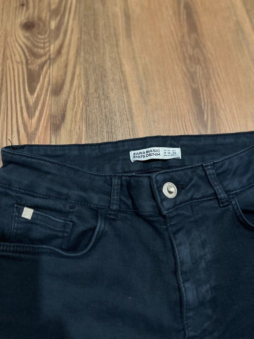 Zara Ankle Pants (Category: Jeans) located in Quezon City. Submitted by declutterinclutter (Listing ID 1327165418, Image 3). Description: Semi bootleg cut..